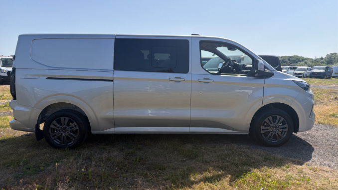 Ford Transit Custom 320 L2 Diesel Fwd 2.0 EcoBlue 136ps H1 Double Cab Van Limited Auto - Image 9